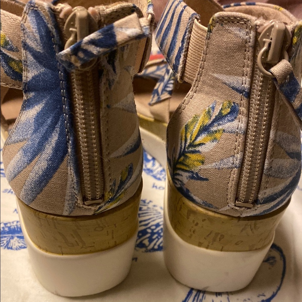 Naturalizer Soul Good Times Wedge Sandals with Floral Pattern - Picture 5 of 10